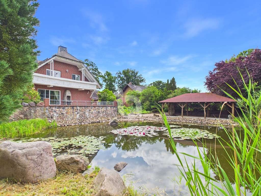 Immobilie in Großderschau - Schlossgefühl. Zwei Häuser. Ein eigener Seeteich + Terrassenblick - Bild 3