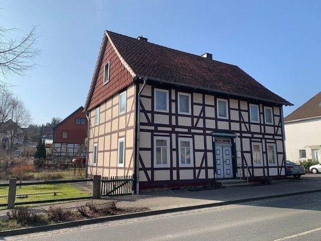 Immobilie in Delligsen - Charmantes, denkmalgeschütztes Fachwerkhaus in einer Ausfallstraße - Bild 0