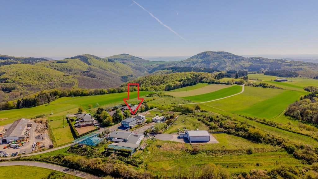 Immobilie in Kirchwald - Neuwertiger Walmdachbungalow mit ELW (vermietet) &
sep. Gewerbehalle! - Bild 1