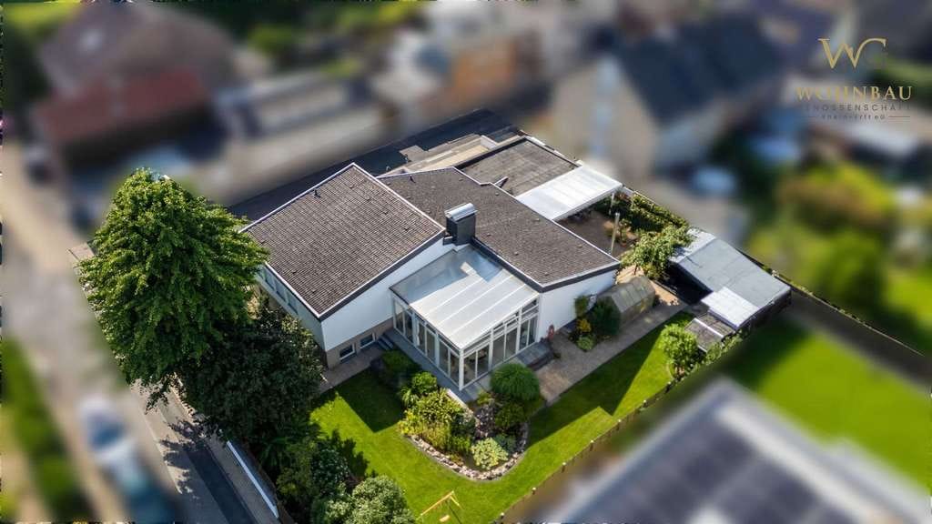 Immobilie in Jüchen - WOHNBAU: Großer Bungalow mit 283 qm in gutem Zustand und Einliegerbereich mit eigenem Eingang - Bild 0