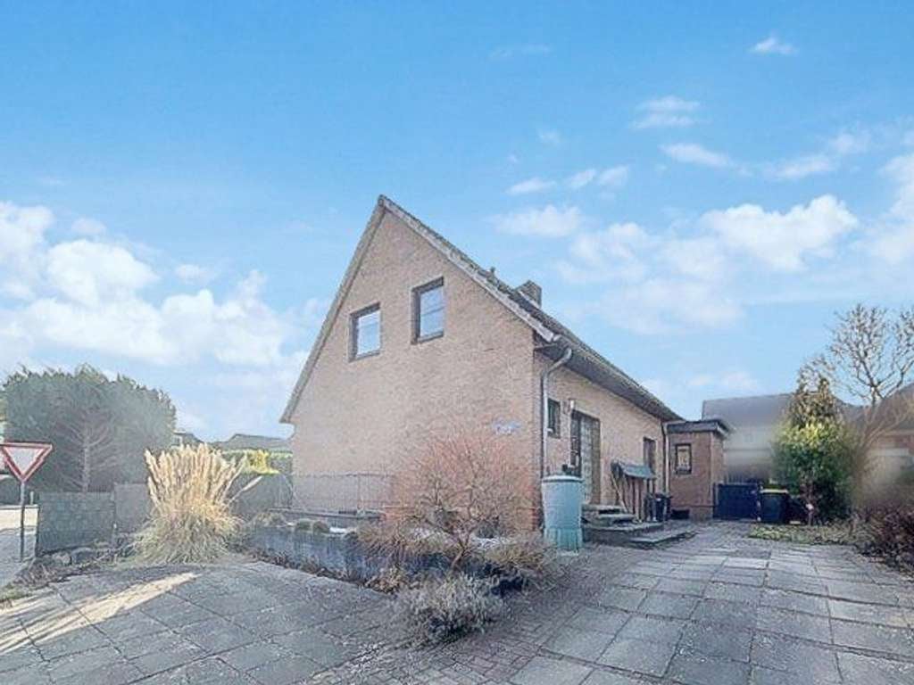 Immobilie in Reinfeld - Einfamilienhaus mit 5 Zimmern auf ca. 120 m² Wohnfläche und großem Eigenlandgrundstück in Reinfeld - Bild 0