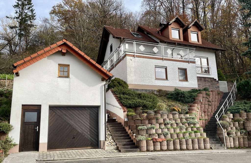 Immobilie in Erzenhausen - Gepflegtes 1-2 Familienhaus mit toller Aussicht - Bild 0