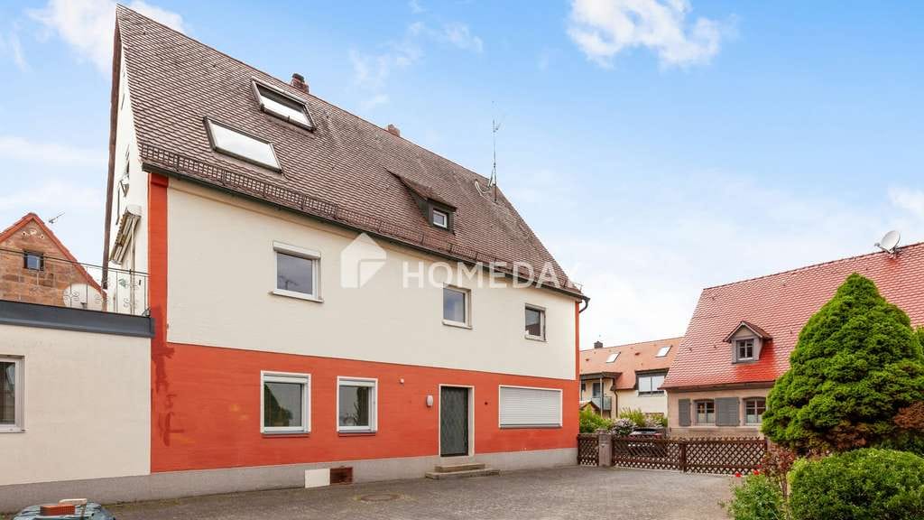 Immobilie in Cadolzburg - Mehrfamilienhaus mit 3 Wohneinheiten und großer Dachterrasse 
 - Bild 0