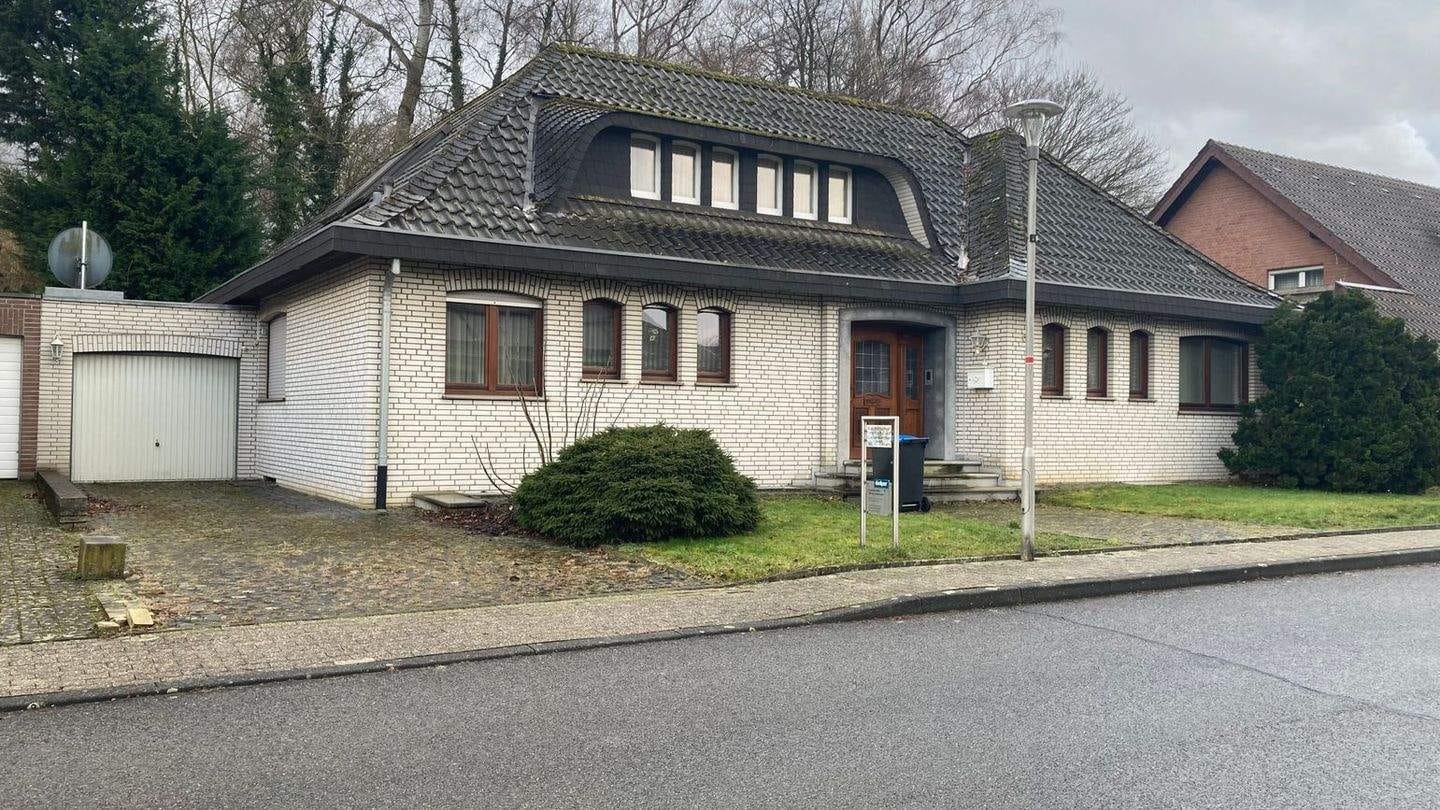 Immobilie in Geilenkirchen - PREISSENKUNG - Interessantes Einfamilienhaus mit Einliegerwohnung in Geilenkirchen-Lindern - Bild 0