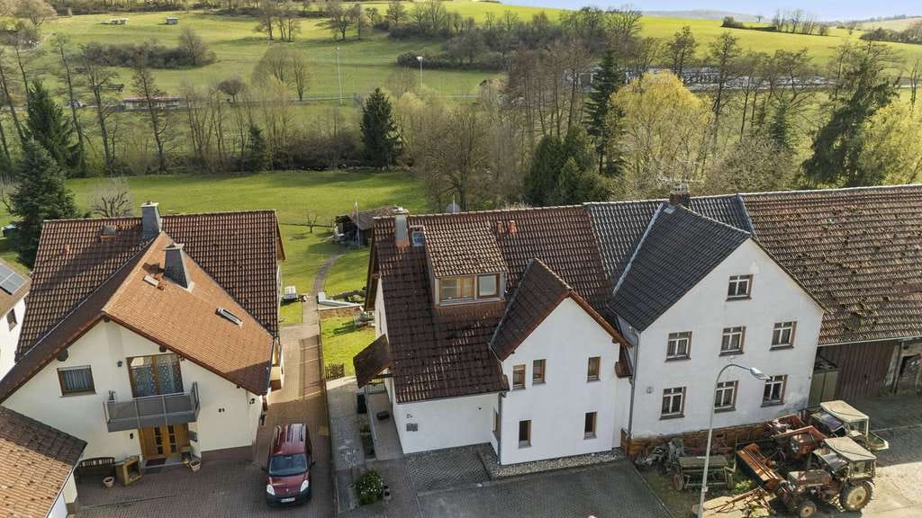Immobilie in Büdingen - Zweifamilienhaus in ruhiger Lage | Garten | Balkon | teilvermietet - Bild 1