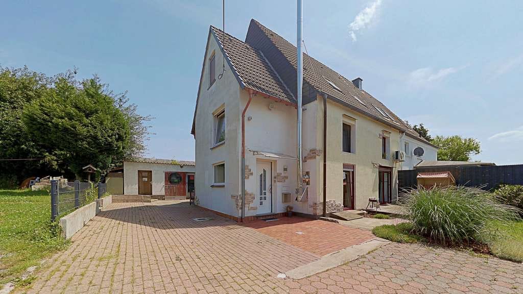 Immobilie in Fröndenberg/Ruhr - Ein Haus, drei Geschichten – und Sie entscheiden, welche Sie schreiben möchten - Bild 0