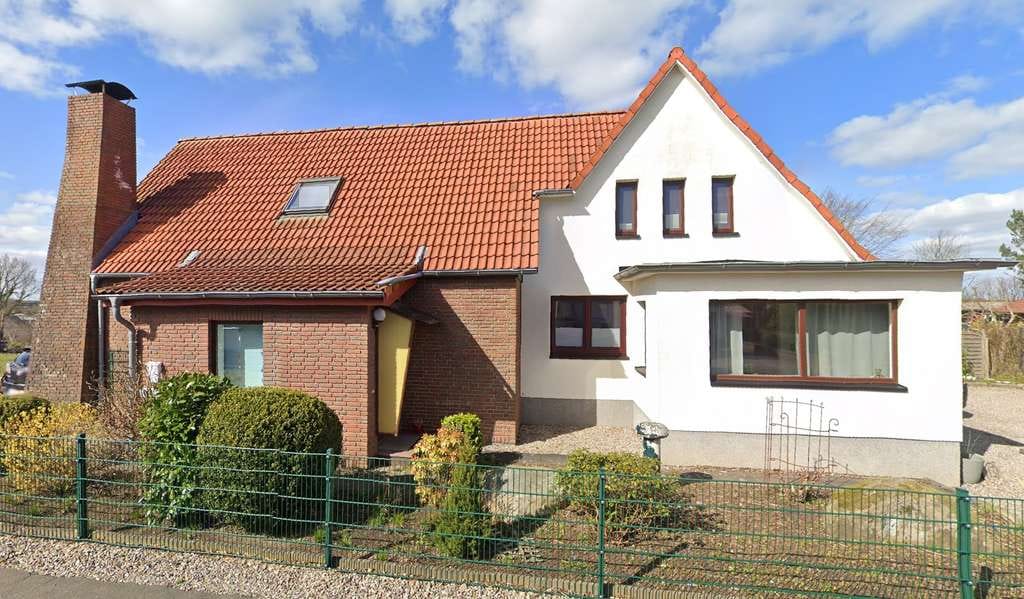 Immobilie in Damendorf - gepflegtes 2-Familienhaus mit kl. Whg und großem Grundstück - Bild 0