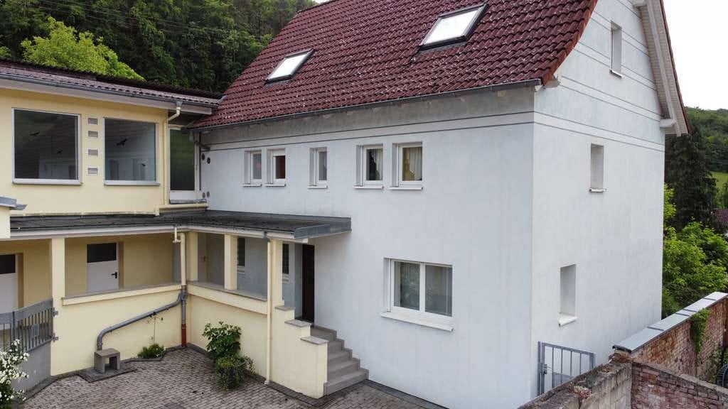 Immobilie in Euerdorf - Großzügiges Wohnhaus mit angrenzender Halle, separatem Bürogebäude und gepflegtem Gartenbereich - Bild 1