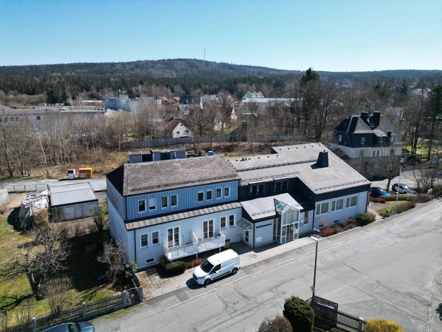 Immobilie in Zell im Fichtelgebirge - attraktive Bankfiliale & zwei Reihenhäuser - Bild 1