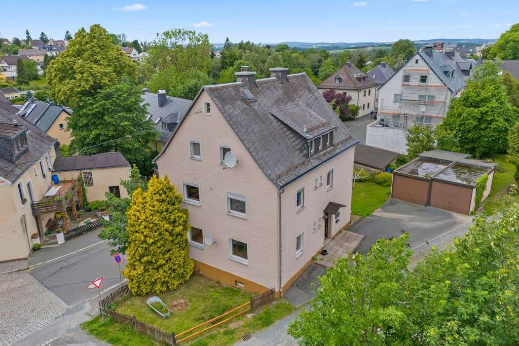 Immobilie in Zell im Fichtelgebirge - Charmantes Zweifamilienhaus mit großem Garten im Herzen von Zell - Bild 1