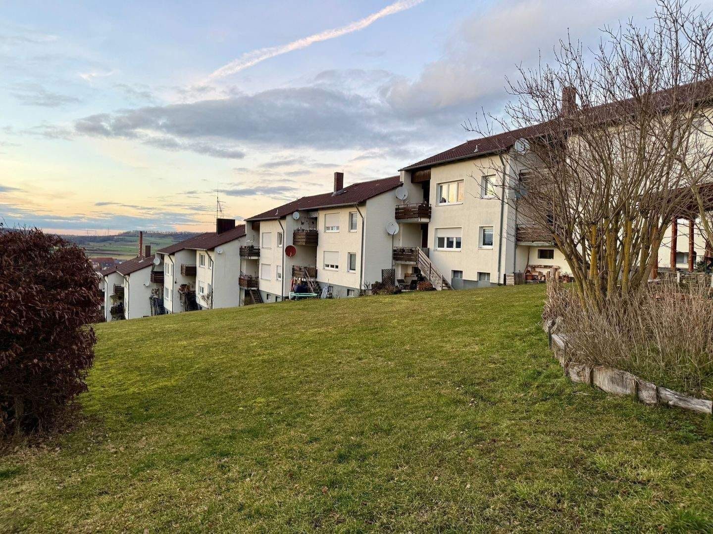 Immobilie in Dietersheim - Frei ab 01.05.2026 und ohne Provision! Gepflegte 3-Zimmer-Wohnung mit eigenem Garten, Terrasse und Südwestloggia, ca. 92,6 qm im Erdgeschoss - Bild 2