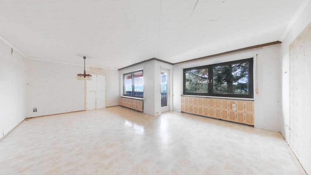 Immobilie in Emskirchen - Viel Platz für neue Ideen: Einfamilienhaus mit Gartenparadies und Entwicklungspotenzial - Bild 1