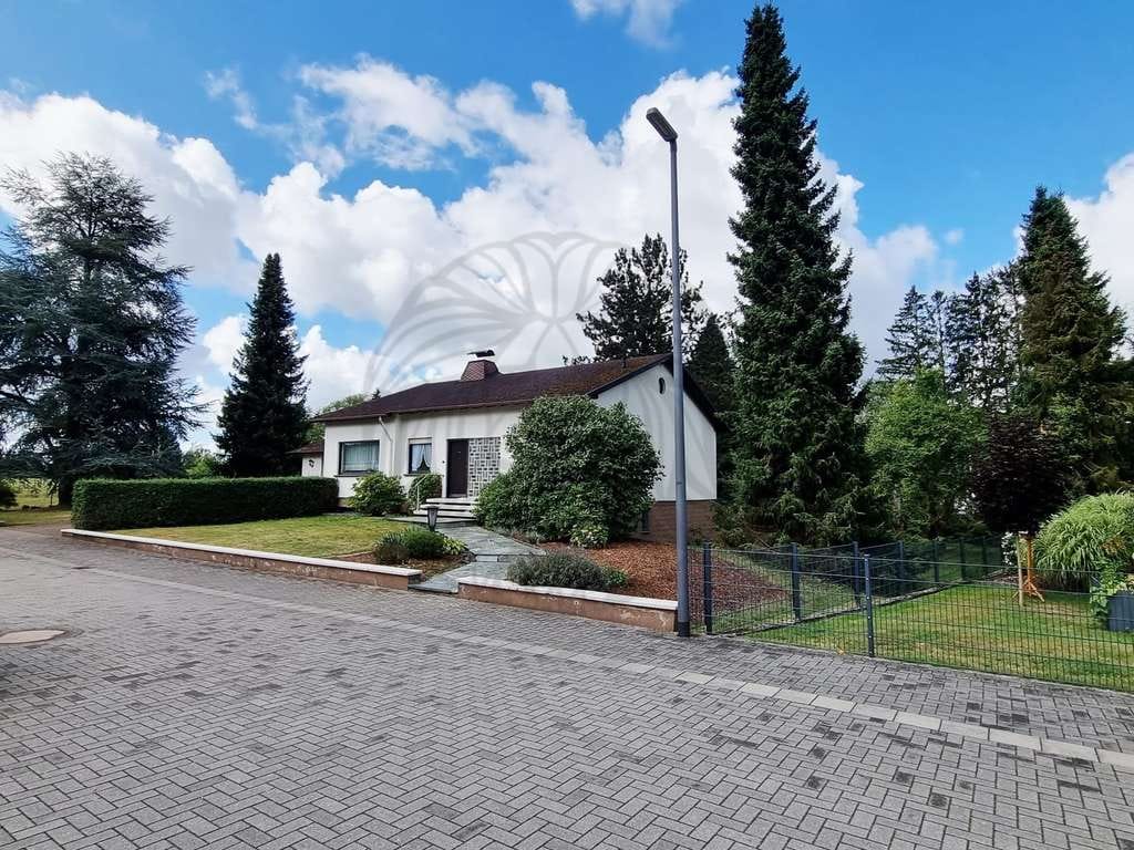 Immobilie in Dornburg - Dornburg: Wohnen im Park-Bungalow mit 2 Garagen in Ortsrandlage - Bild 0