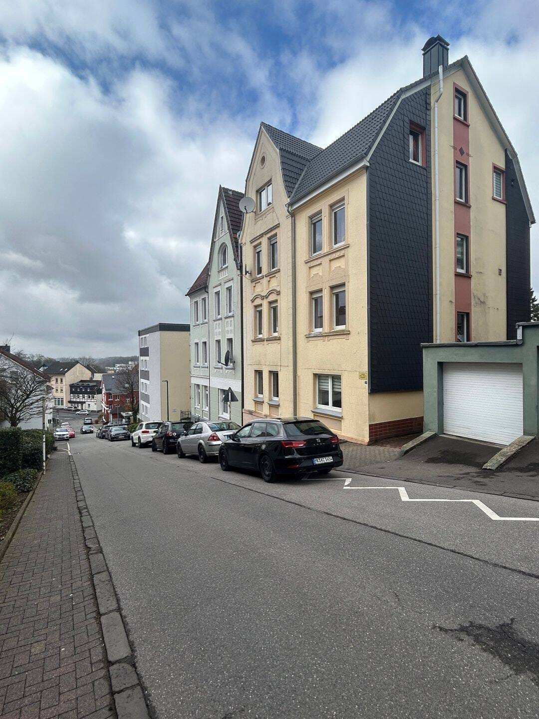 Immobilie in Lüdenscheid - TOP-Modernisiertes 4-Familienhaus mit Balkonen und Garten im Stadtzentrum von Lüdenscheid… - Bild 2