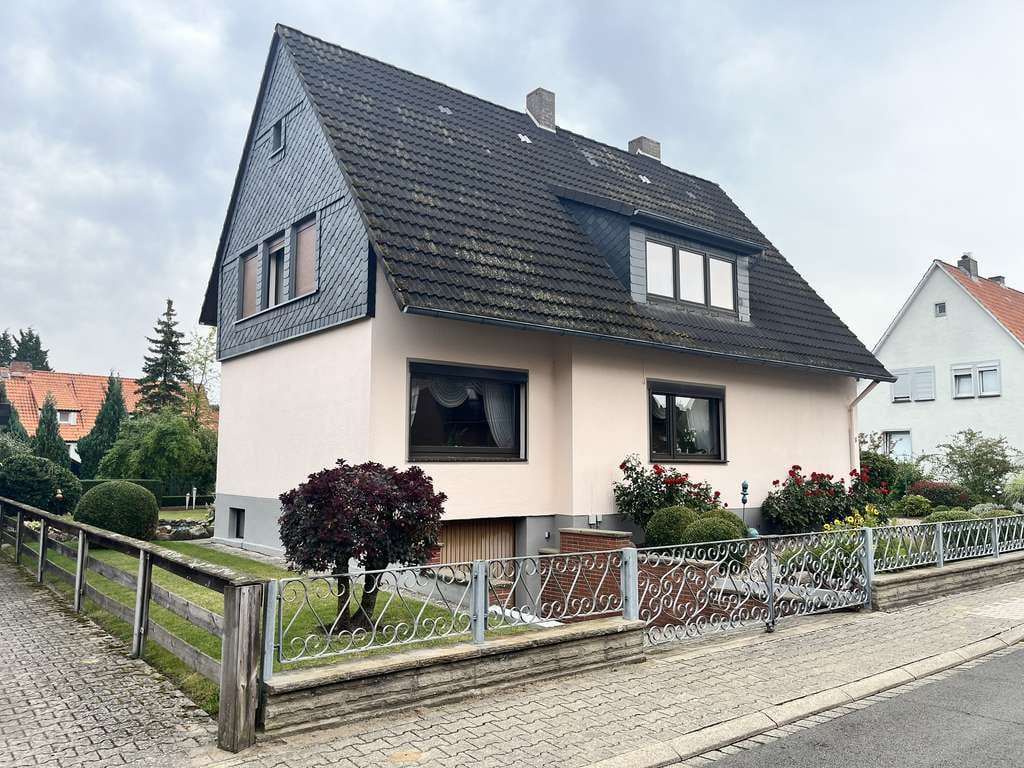 Immobilie in Lüchow - Ein- /Zweifamilienhaus in ruhiger Standrandlage, voll unterkellert, Garage,  gepflegtes Grundstück - Bild 2