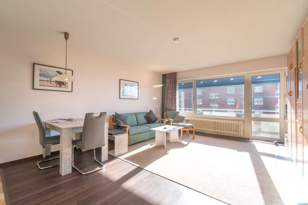 Immobilie in Borkum - Appartement mit Südbalkon und Blick auf den alten und neuen Leuchtturm - Bild 1