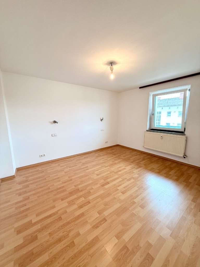 Immobilie in Altötting - Lichtdurchflutete 2-Zimmer-Wohnung mit Balkon und Gestaltungsspielraum - Bild 3
