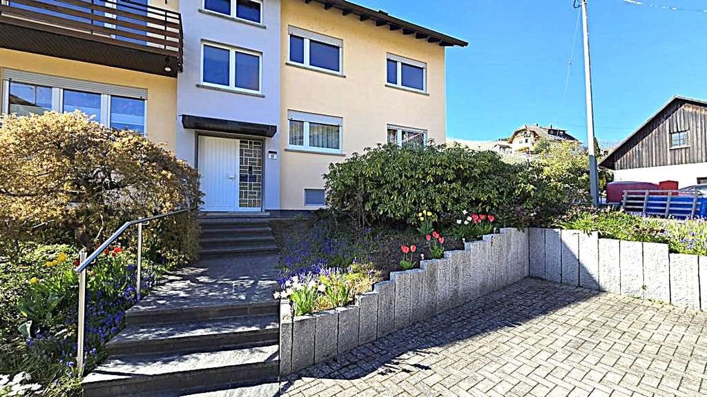 Immobilie in Durbach - Ein großzügiges, sehr gepflegtes 2-Familienhaus mit Platz für Kinder in ruhiger Lage von Durbach - Bild 0