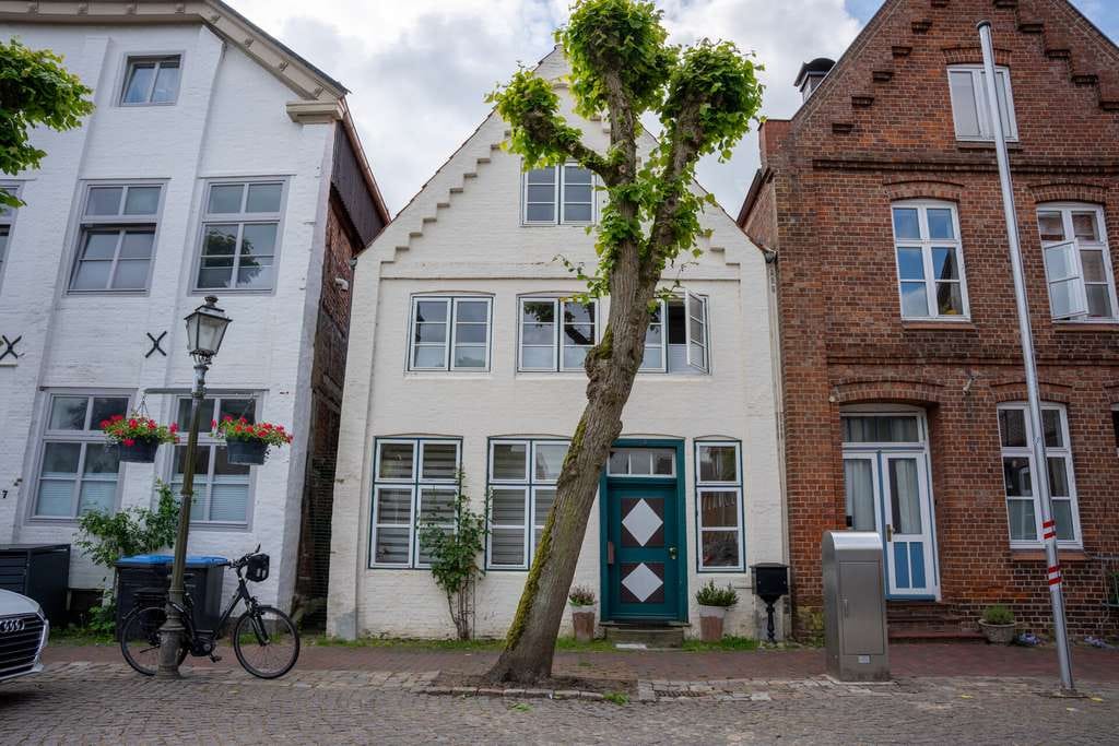 Immobilie in Krempe - Renditestarkes Backstein-Giebelhaus mit 2 Wohnungen in histor. Stadtlage kernsaniert, voll vermietet - Bild 0