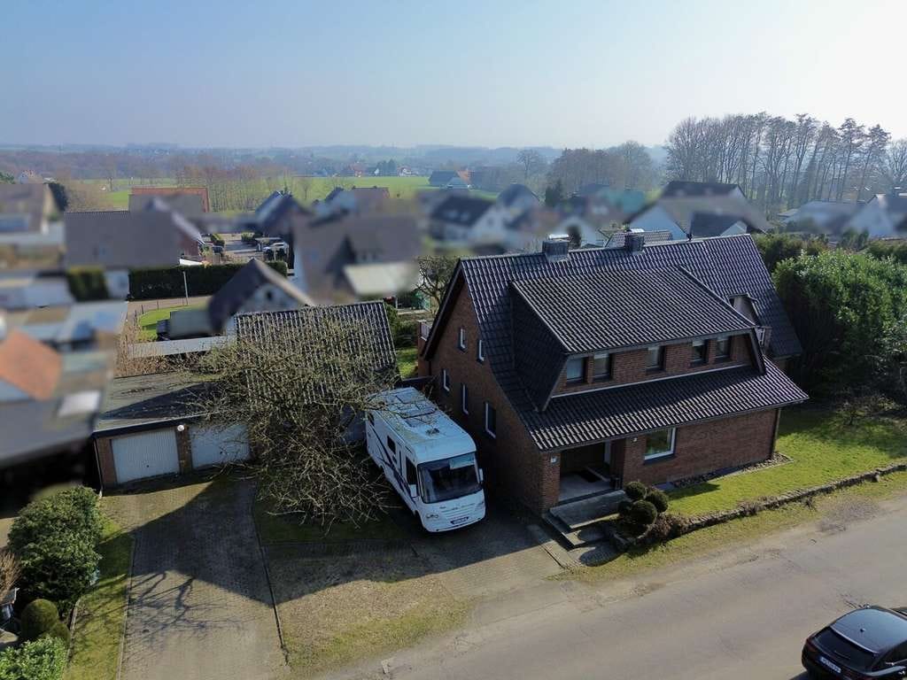 Immobilie in Hüllhorst - Viel Platz für Familie, Autos und Ideen - Haus mit Doppelgarage & großem Grundstück in Hüllhorst - Bild 0