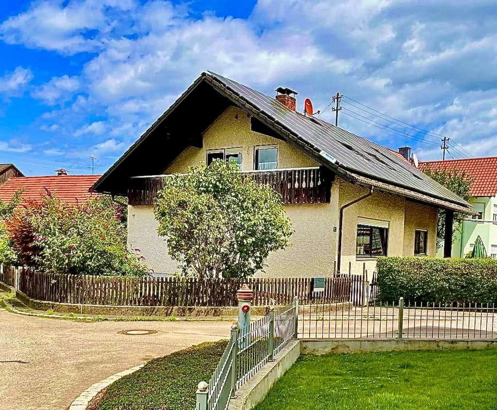 Immobilie in Ursberg - Einfamilienhaus mit Einliegerwohnung, PV-Anlage und 3 Garagen, provisionsfrei in Mindelzell - Bild 0