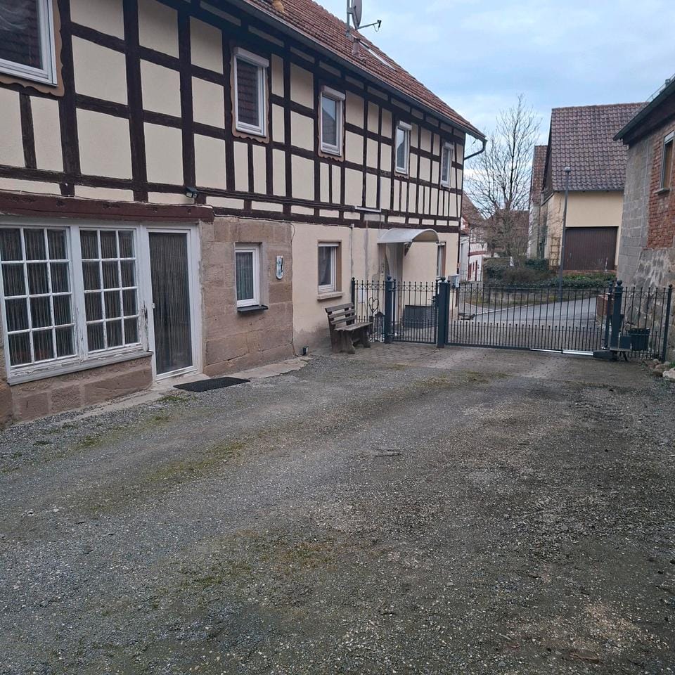 Immobilie in Seßlach - Zweifamilienhaus mit angrenzenden Landwirtschaftlichen Gebäuden - Bild 0
