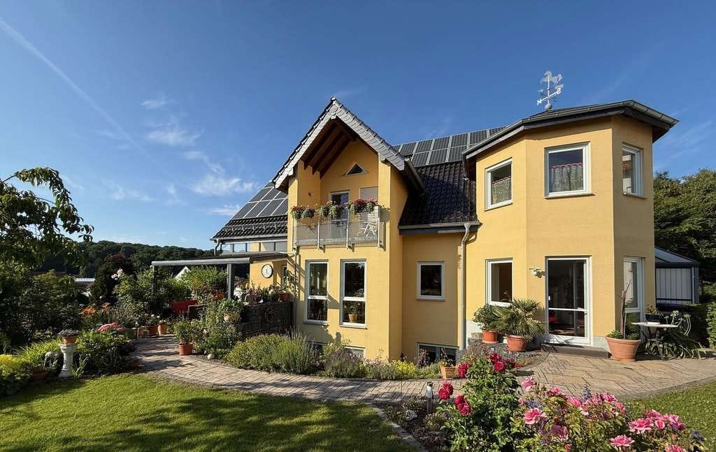 Immobilie in Künzell - Wundervolles Niedrigenergie-EFH mit ELW/Praxis/Büro in bester Wohnlage! - Bild 1