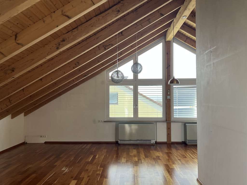 Immobilie in Baindt - Charmante Dachgeschosswohnung mit Fernsicht, Balkon & viel Licht - Bild 1