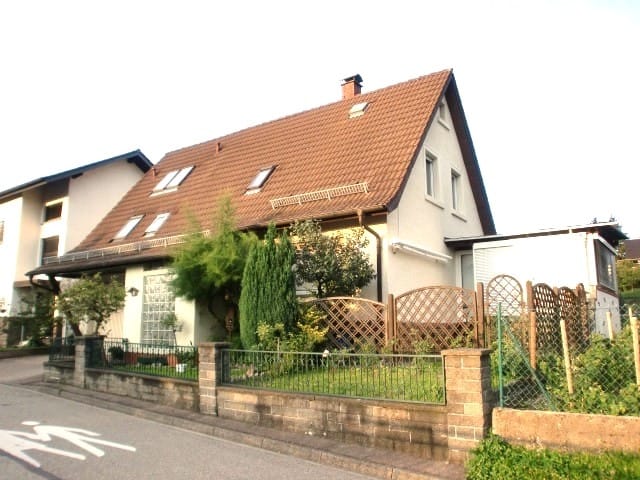 Immobilie in Waldbronn - FAMILIENHAUS MIT 6 ZIMMERN, 2 BÄDERN, KLEINER WERKSTATT, 
WINTERGARTEN UND PKW GARAGE - Bild 0