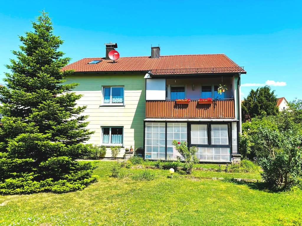 Immobilie in Königsberg in Bayern - Sie wünschen sich viel Platz? Gepflegtes 2 Fam.-Haus mit Garage und Garten im ruhigen, sonnigen Gr� - Bild 1