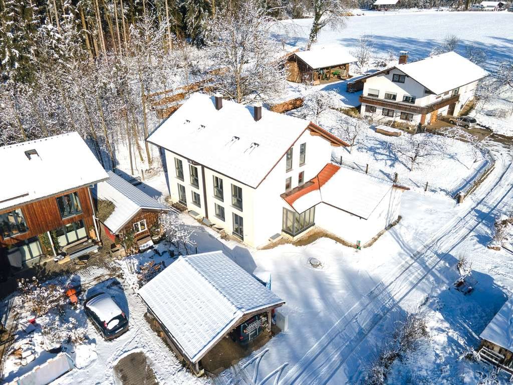 Immobilie in Bad Endorf - Neubau-Doppelhaushälfte in unverbautem Ortsrand mit Südhang und Bergblick - Bild 0