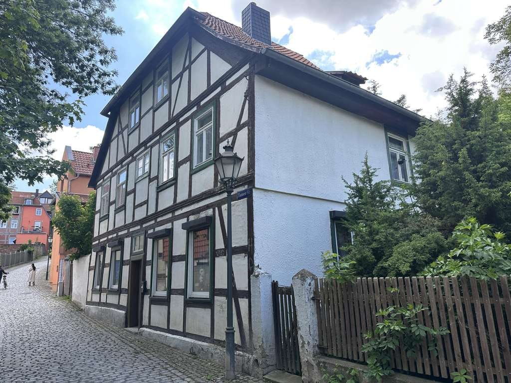Immobilie in Halberstadt - Historisches Fachwerkhaus mit Innenhof, Garage & Werkstatt – ca. 1600 - Bild 1