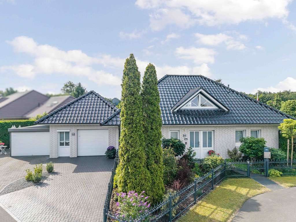 Immobilie in Walchum - Hochwertiges Einfamilienhaus mit Wintergarten, Kamin und traumhaftem Garten in ruhiger Wohnlage v... - Bild 0
