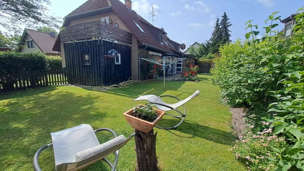 Immobilie in Winsen (Aller) - Vermietete Doppelhaushälfte mit 2 Wohnungen, inkl. Doppelgarage, Winsen (Aller) Dorfkern - Bild 1