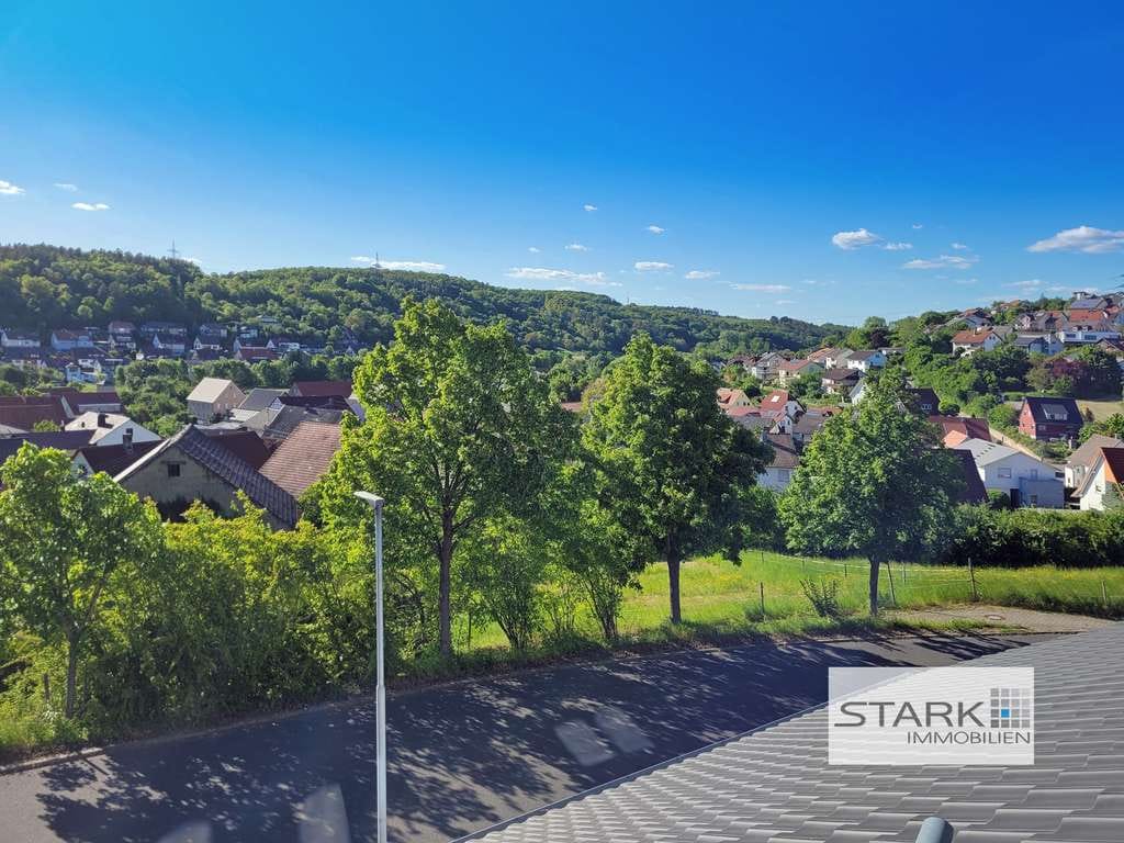 Immobilie in Grünsfeld - Wohnhaus mit traumhafter Aussicht – ideal für Familie, Generationenwohnen & Arbeiten - Bild 3