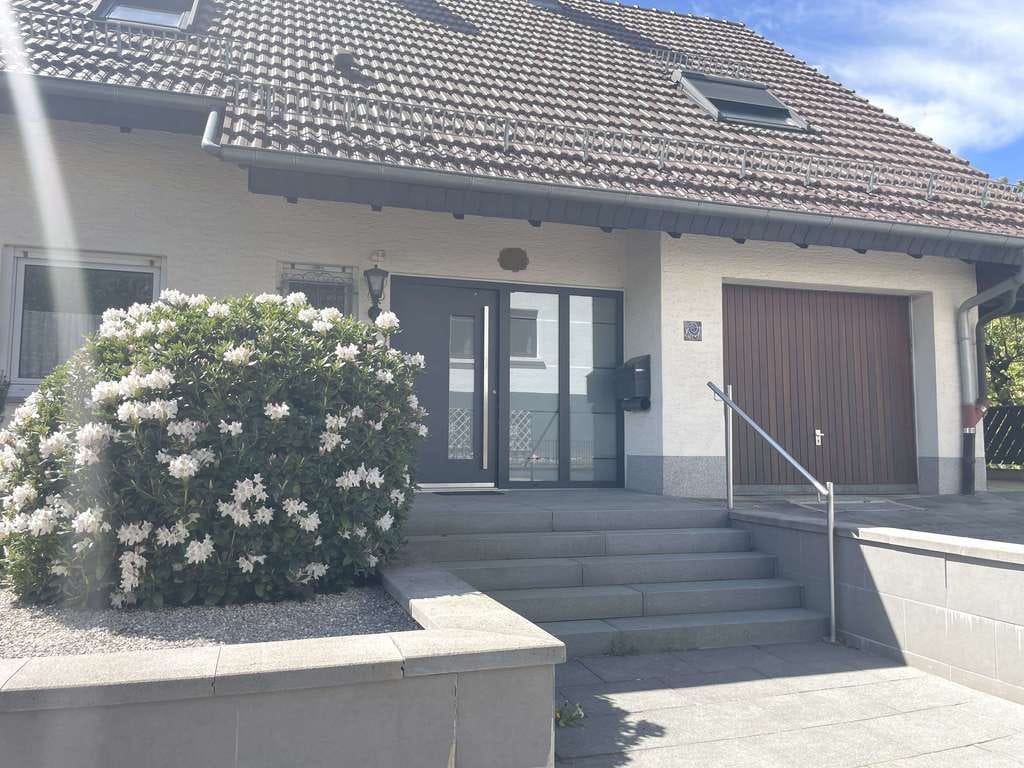 Immobilie in Neckarsteinach - Freistehendes Einfamilienhaus mit Einliegerwohnung und Blick ins Grüne - Bild 1