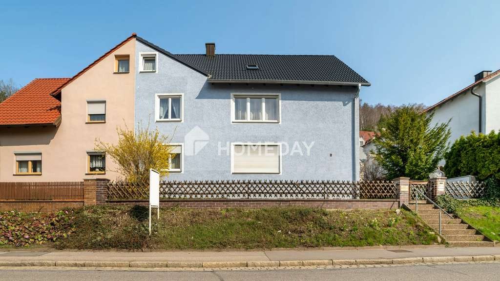 Immobilie in Schwandorf - Attraktives Mehrfamilienhaus mit drei großzügigen Einheiten, Garagen und stabilem Mietverhältnis - Bild 1