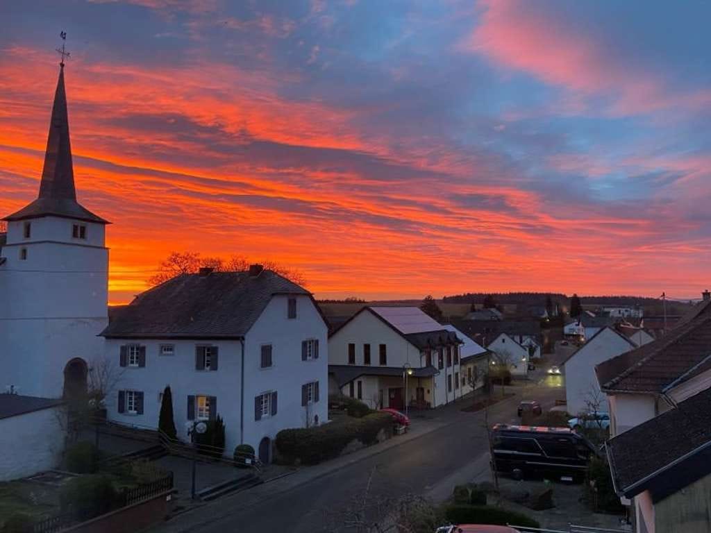 Immobilie in Niederscheidweiler - Das „Haus, das Geld verdient“ – Historisches Juwel mit Eifel-Panorama & Pferdestall ! - Bild 0