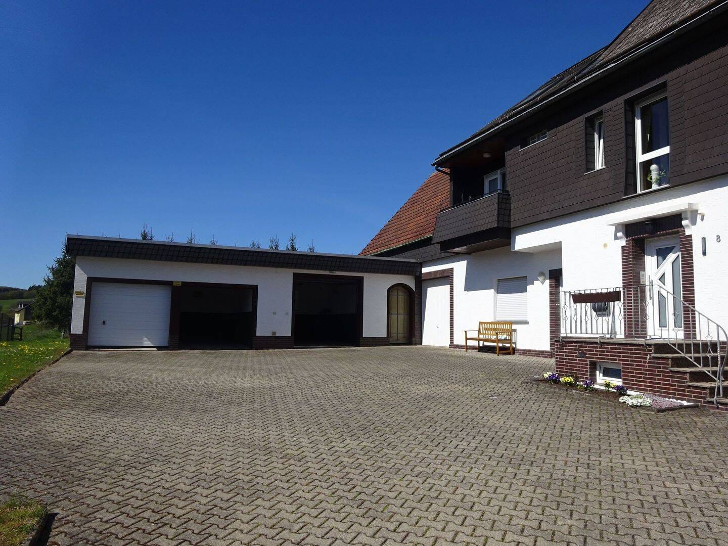 Immobilie in Medebach - Gepflegtes Wohnhaus mit Scheune und Garagen in wunderschöner Lage - Bild 2
