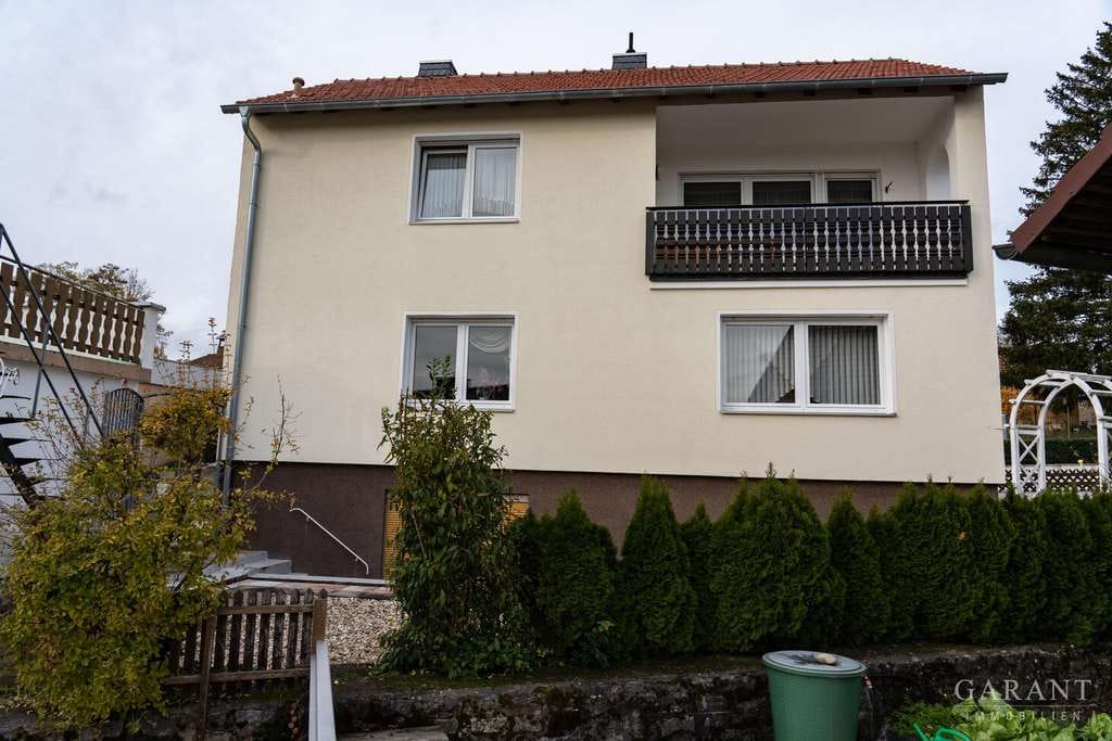 Immobilie in Oerlenbach - Ihre Chance - Sehr gepflegtes Einfamilienhaus mit vielseitigen Nutzungsmöglichkeiten - Bild 1