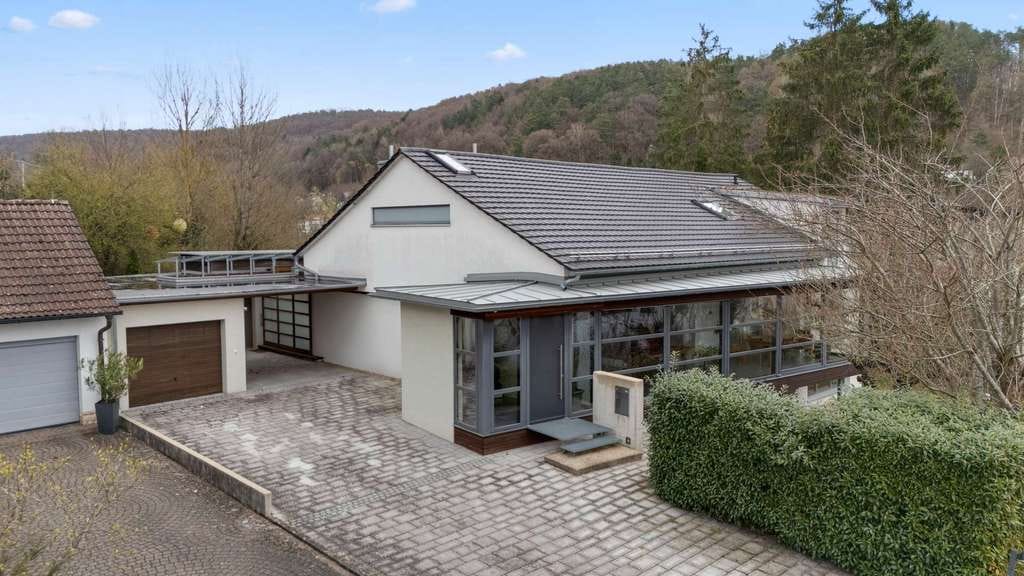 Immobilie in Ebermannstadt - Traumhafte Lage! Saniertes Einfamilienhaus mit ELW, Pool und einzigartigem Grundstück - Bild 1