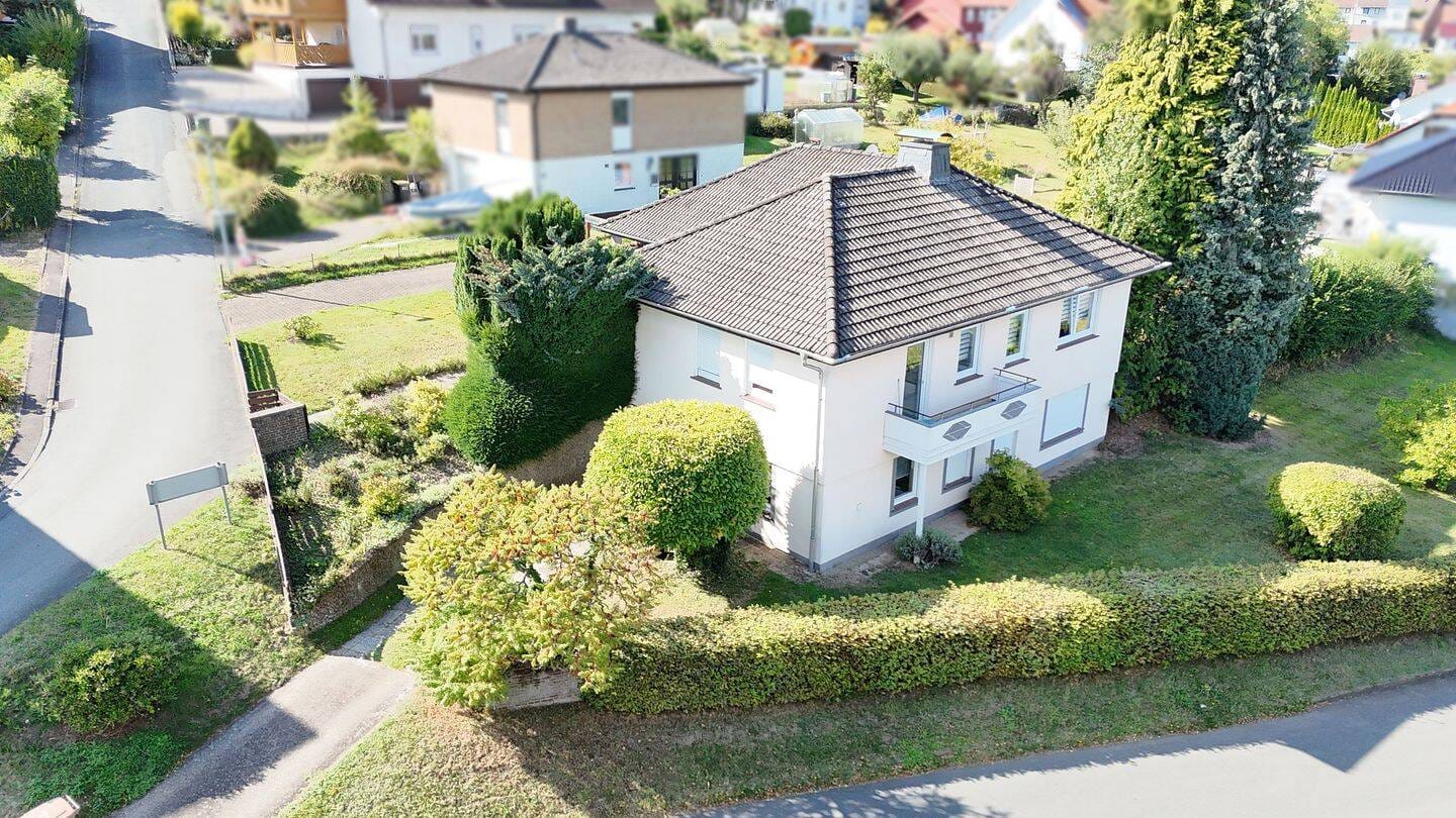 Immobilie in Zierenberg - Gepflegtes EFH im Bungalow- Stil mit Keller & schönen Garten, Garage, Balkon, Terrasse - Bild 2