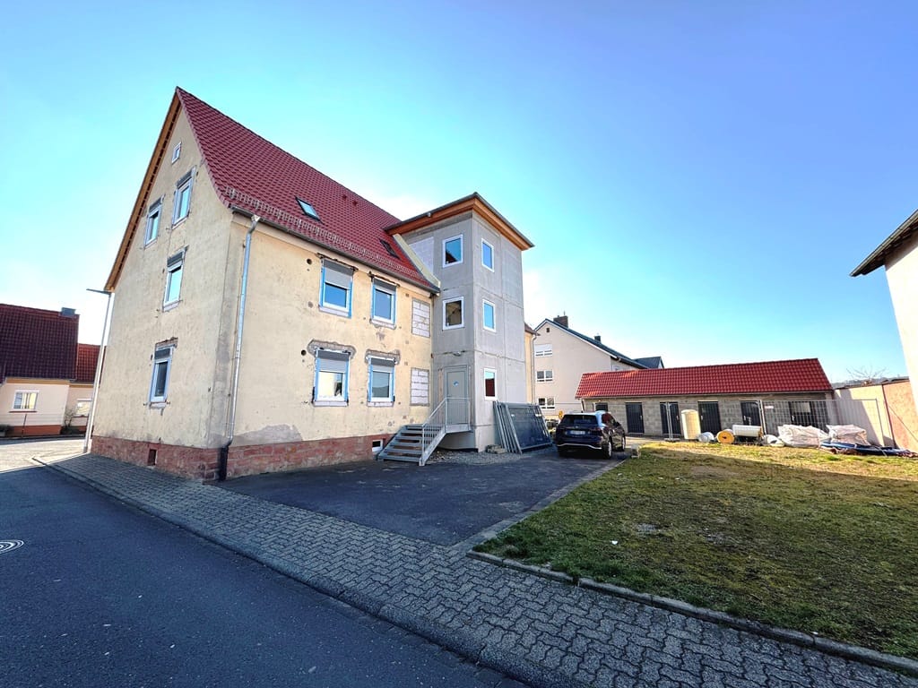 Immobilie in Elsenfeld - Entkerntes 6-FH in Elsenfeld: Schon mit neuem Dach, Fenstern und Aufzug ... und dazu nur 1,55% Zinsen! - Bild 1