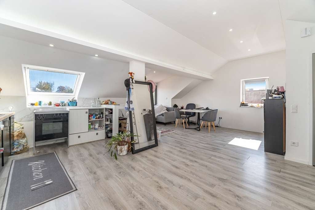 Immobilie in Hohenbrunn - Modernes Wohnen im Dachgeschoss – stilvolle 3-Zimmer-Wohnung mit Charme - Bild 1