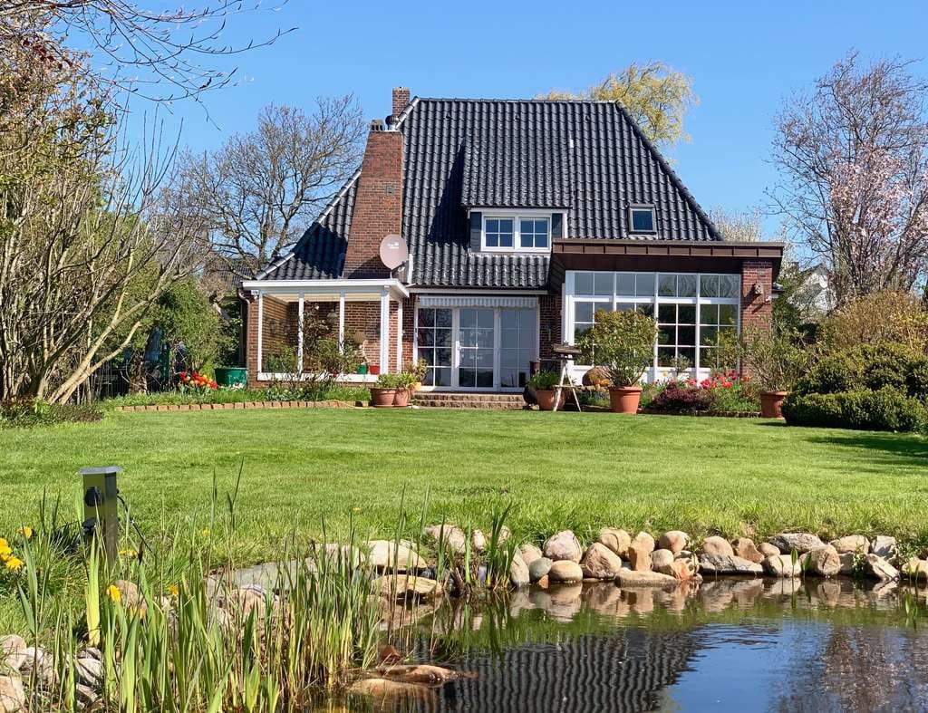 Immobilie in Nordstrand - Stilvolles Landhaus mit großem Garten und wunderschönem Blick - Bild 1