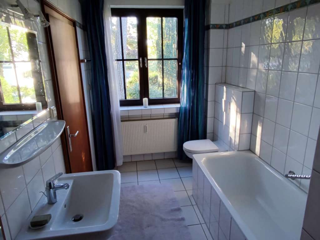 Immobilie in Bad Lippspringe - Großzügiges Einfamilienhaus auf großem Obstgrundstück in bester Lage9 Zimmern in Bad Lippspringe - Bild 4
