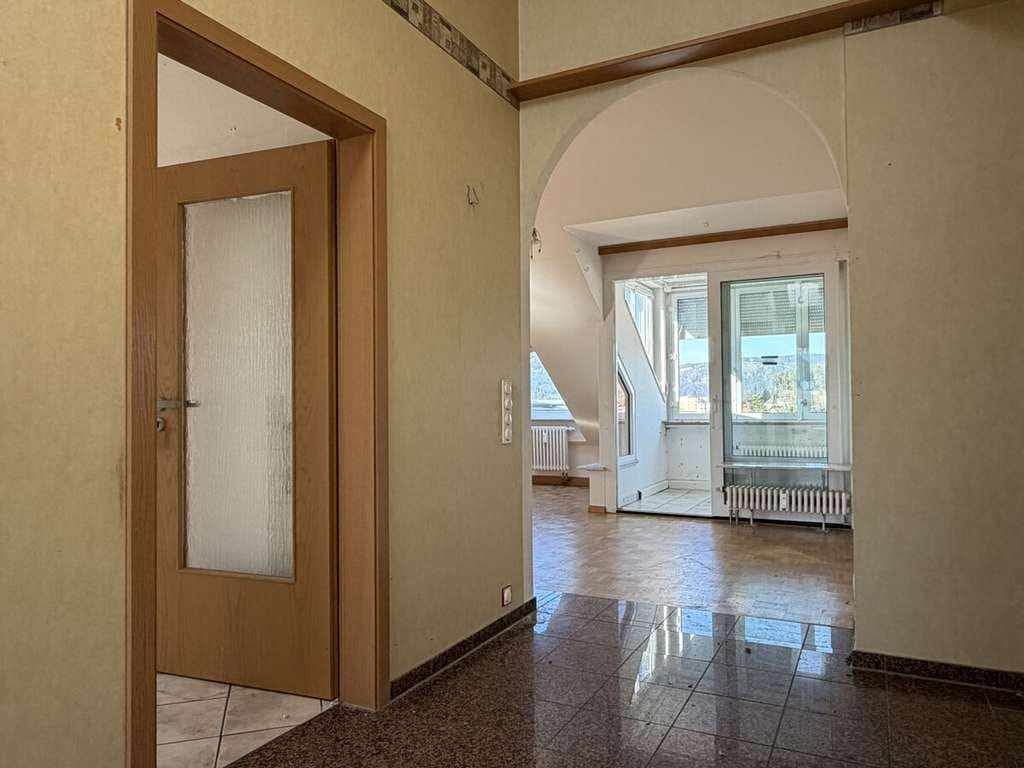 Immobilie in Schluchsee - Bezugsfrei: Renovierungsbedürftige 3,5-Zimmer-Dachgeschosswohnung mit Loggia & TG-Stellplatz - Bild 3