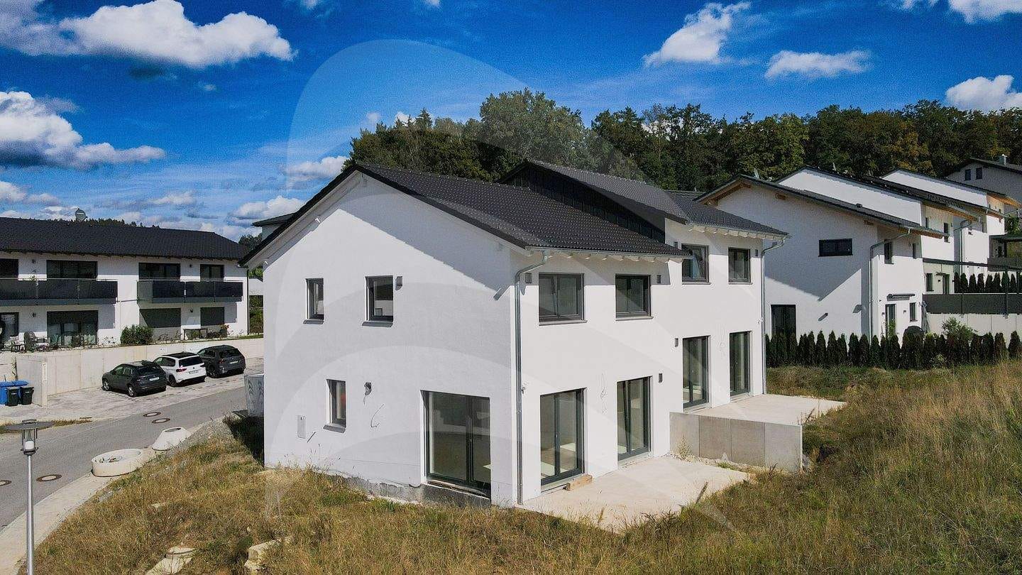 Immobilie in Windorf - KfW55-Neubau: Moderne, lichtdurchflutete Doppelhaushälfte mit Südgarten - Bild 0