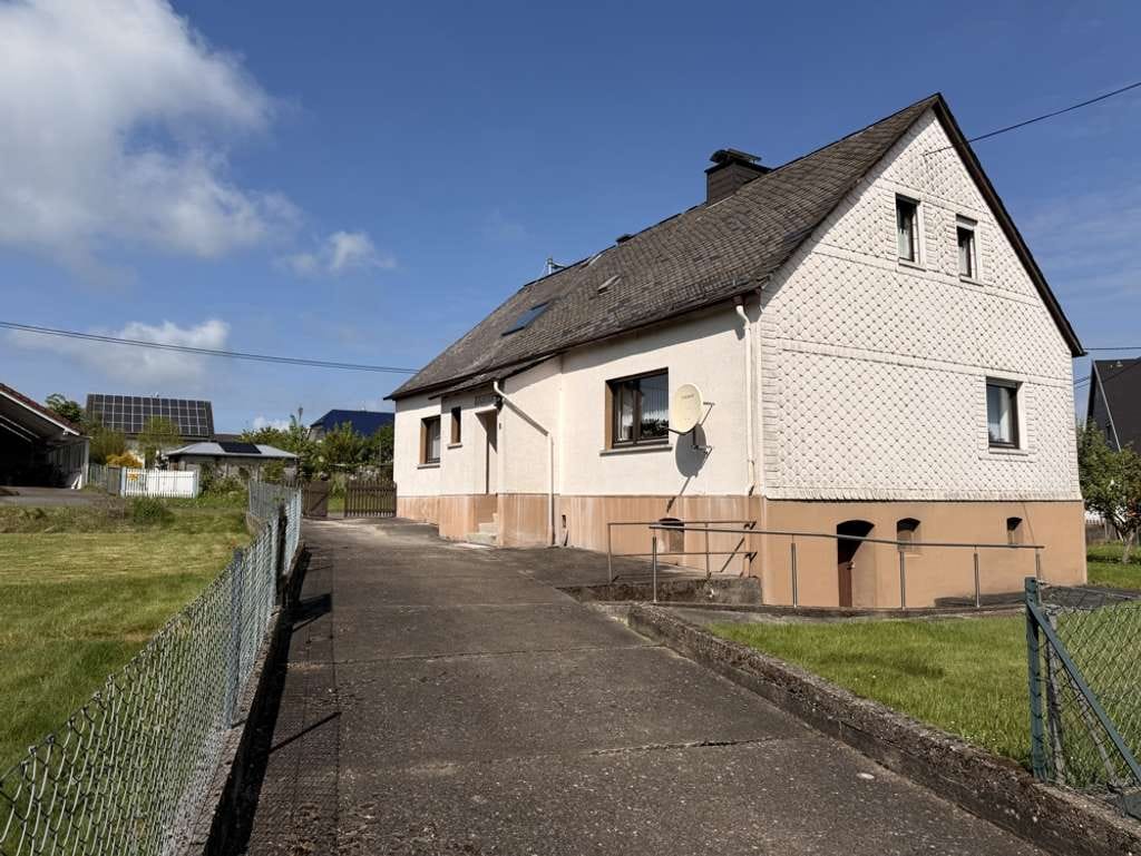 Immobilie in Langenhahn - Großzügiges Einfamilienhaus mit zwei Garagen, Schuppen und attraktivem Grundstück! - Bild 4
