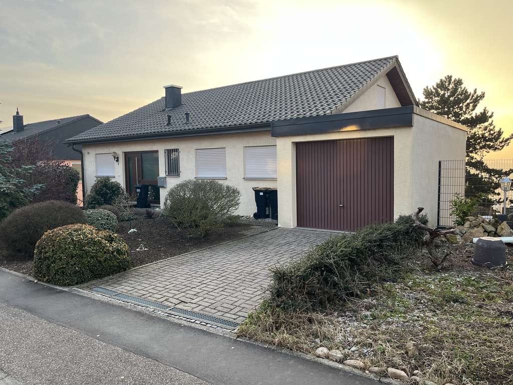 Immobilie in Neckarwestheim - Einfamilienhaus mit Einliegerwohnung, 163 m² Wohnfläche in Neckarwestheim - Bild 0